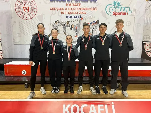 Hendekli karateciler madalya aşkına