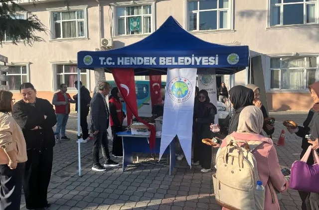 HENDEK BELEDİYESİ’NDEN ÜNİVERSİTE ÖĞRENCİLERİNE  ANLAMLI DESTEK BU YIL DA DEVAM EDİYOR