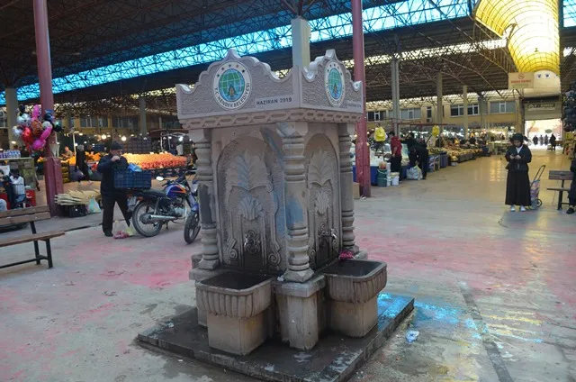 TİCARET MERKEZİ İÇİNDEKİ ÇEŞME, PAZARCI ESNAFININ ÜRÜN YIKAMASI İÇİN YAPILMADI!