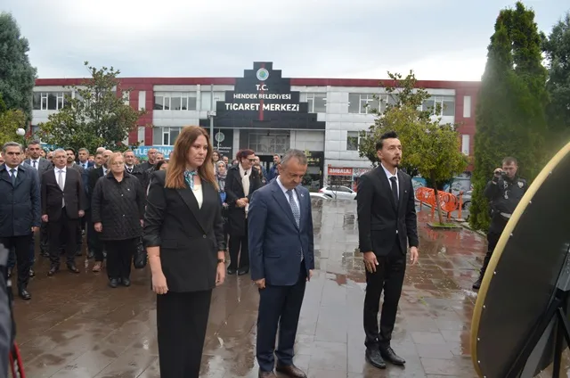 BU YIL ÖĞRETMENLER GÜNÜ ÇELENK SUNMA TÖRENİ BEYAZ SARAY ÖNÜNDE YAPILDI