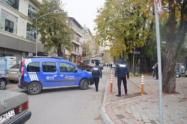 MUHALİF SİYASİ PARTİ YETKİLİLERİNDEN AĞAÇ KEMEK İÇİN İZİN ALDINIZ MI ? :))