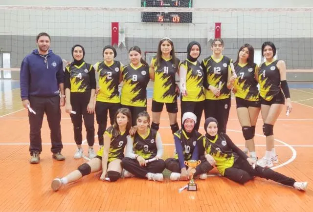 VOLEYBOLCU KIZLARIMIZA BELGE VE KUPA