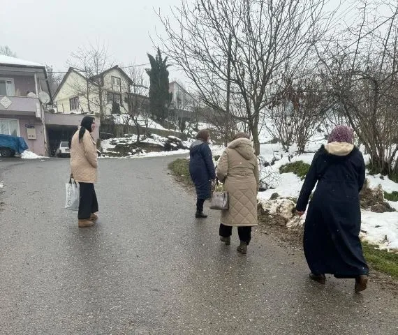 AK KADINLAR YAĞMUR, KAR DİNLEMİYOR!