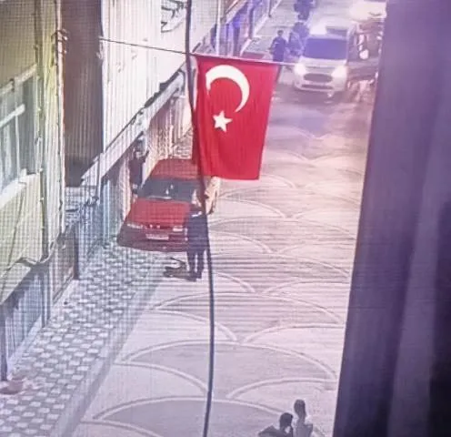  KAFASINA SİLAH DAYAYIP İNTİHAR EDECEĞİNİ SÖYLEYEN GENCİ TECRÜBELİ POLİS CAVİT KESKİN İKNA ETTİ.      