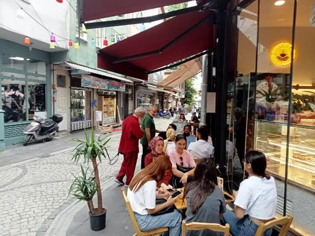 PÜSKÜLLÜ HALKIN ARASINDA