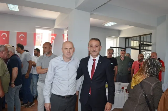 ÇİÇEĞİ BURNUNDA OLAN BAŞKAN DEMİREL GÜVEN TAZELEDİ