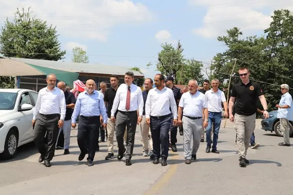 KAYMAKAM VE BELEDİYE BAŞKANI HALKIN ARASINDA