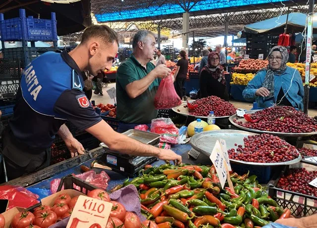HENDEK BELEDİYESİ ZABITA EKİPLERİNDEN PAZAR YERİNDE SIKI DENETİM