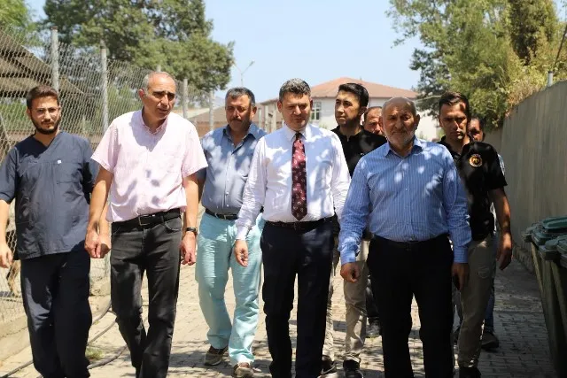 BAŞKAN PÜSKÜLLÜ VE KAYMAKAM GÖKPINAR’DAN HAYVAN BARINAĞI VE ŞANTİYE ALANINA ZİYARET