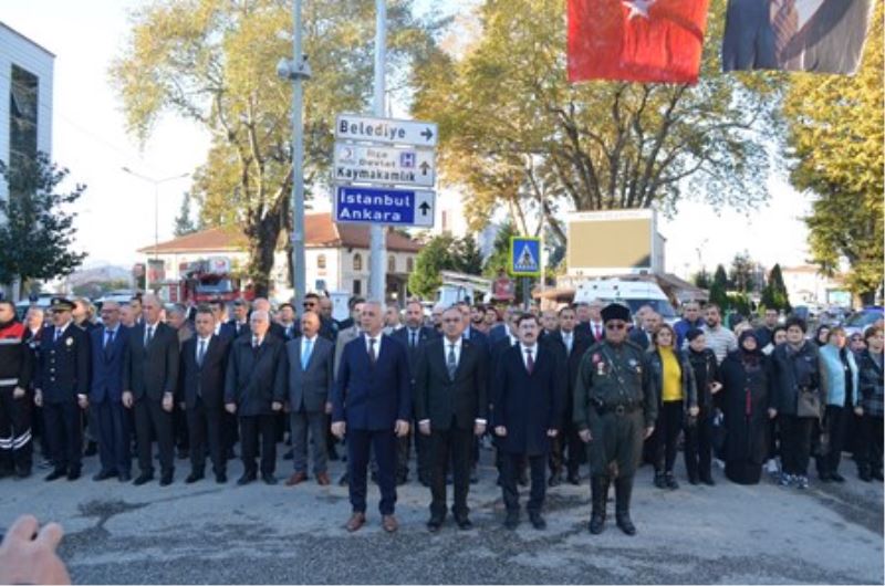 10 KASIM TÖRENİNDE BAYRAK VE POSTER KRİZİ