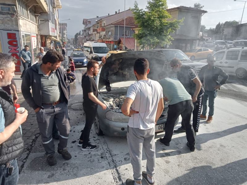 Çarşı merkezinde araç yangını